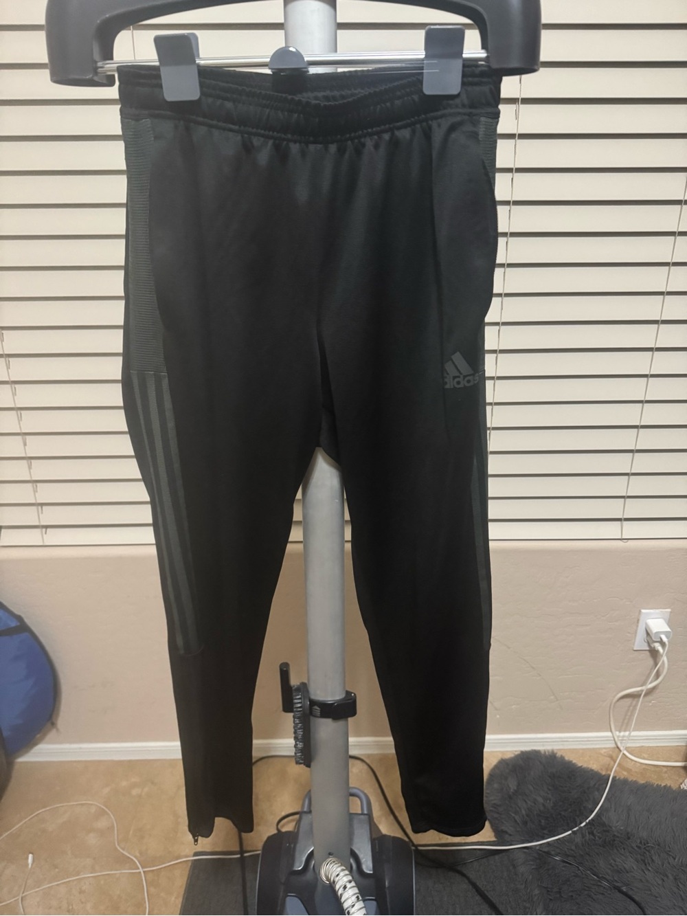 Adidas Men’s Medium Black Tapered Track Pants Aeroready Athletic Joggers